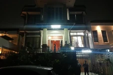 KPK Masih Geledah Rumah...