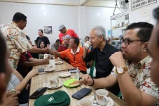 Di Warung Kopi Asahan,...