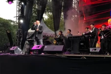 Bawakan Lagu Bernuansa...