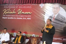 Pj Gubernur NTT Berikan...