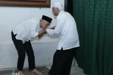 Tanggapi Puisi Gus Mus,...