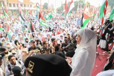 Gubernur Khofifah Berbaur...