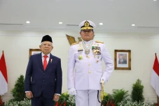 Wapres Sematkan Tanda...