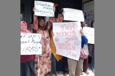 Viral Warung Jual Miras...