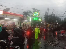 Hujan Disertai Angin...
