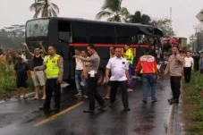 Jalan Licin, Bus Brimob...