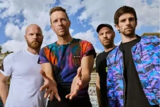 Viral Chris Martin Sujud...