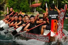 Kompetisi Balap Dayung...