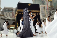 Pakai Kafiyeh dan Berdoa...