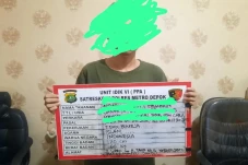 Pamer Alat Kelamin ke...