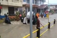 Banjir Bandang Terjang...