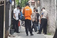 Cekcok, Seorang Pria...