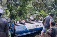Truk Masuk Jurang di...