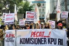 DKPP Didesak Pecat Semua...