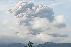 Gunung Dukono Erupsi...