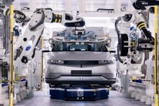Dioperasikan 200 Robot,...