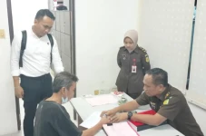 Polda Kepri Serahkan...