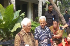 Dikunjungi Ganjar Pranowo,...