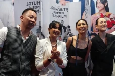 Nirina Zubir Tolak Bintangi...