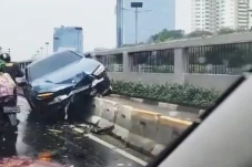 Mobil Mewah BMW Tabrak...