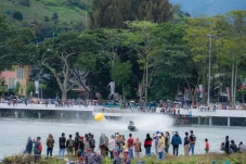 Puluhan Ribu Meriahkan...