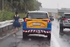 Viral! Perempuan Jalan...