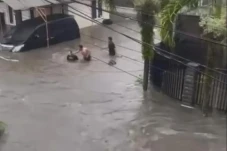 Banjir Kepung Malang,...