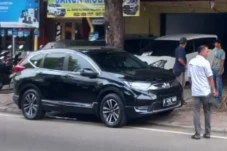 Diteriaki Klalpot Mobilnya...