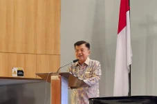 JK Singgung Proyek Mobil...