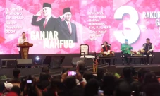 Pantun HT saat Hadiri...
