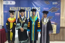 UT Wisuda 2.100 Lulusan,...