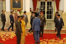 Momen Luhut Hormat ke...
