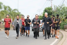 Ganjar Pranowo Lari...