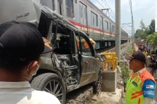 Detik-detik Mobil Tertabrak...
