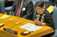 Menlu Retno Tekankan...