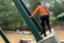 Diterjang Banjir, Jembatan...