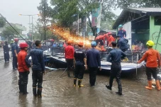 Hujan Angin, Papan Reklame...