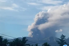 Gunung Dukono Erupsi,...