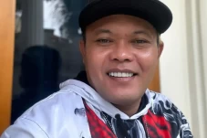 Dijuluki Artis Gimik,...