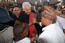 Ganjar Disambut Pantun...