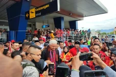 Tiba di Bandara Bima,...