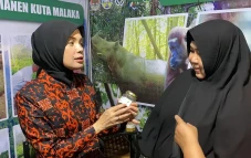 Siti Atikoh Kunjungi...