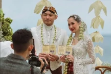 Senyum Bahagia Bunga...