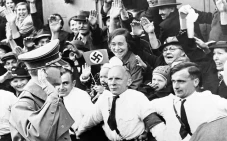 Mengenal Tragedi Holocaust,...