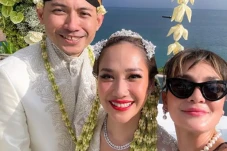 Luna Maya Dapat Buket...