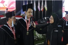 Kisah Perjuangan Ayah-Anak...
