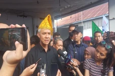 Ganjar Pranowo Ajak...