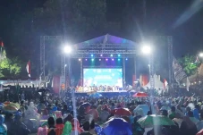 Hujan Tak Surutkan Warga...