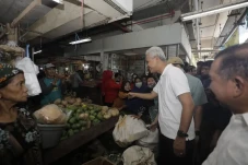 Kunjungi Pasar Baru...