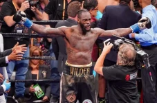 Deontay Wilder Pukul...